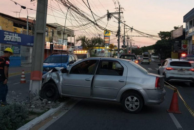 Uma motorista perde controle do carro e bate em um poste no centro de Maricá