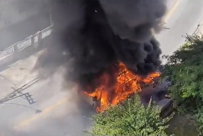 Ônibus pega fogo na Taquara; veja vídeo