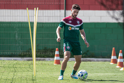 Em transição, Martinelli reaparece no campo em treino do Fluminense