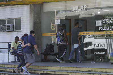 Familiares de irmãos mortos a tiros no Chapadão vão ao IML para liberação de corpos