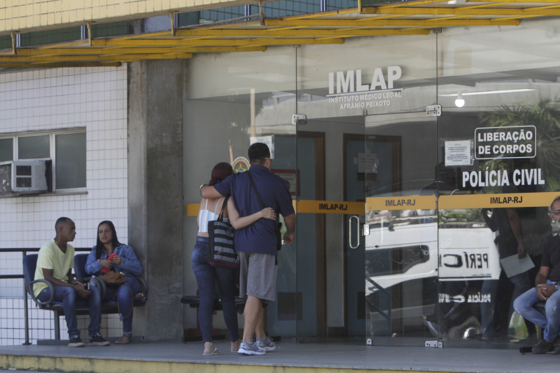 Familiares de Samuel e Kailany, estiveram no IML do Centro para reconhecimento do corpo. Nesta Segunda-Feira (01/05). - Marcos Porto/Agência O Dia