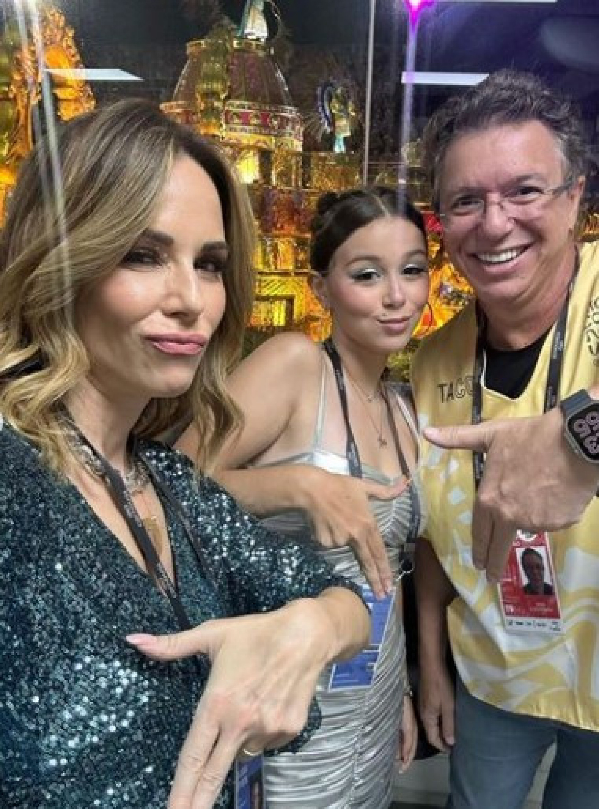 Ana Furtado, Isabella Furtado e Boninho em desfile no Sambódromo do Rio - Reprodução/Instagram