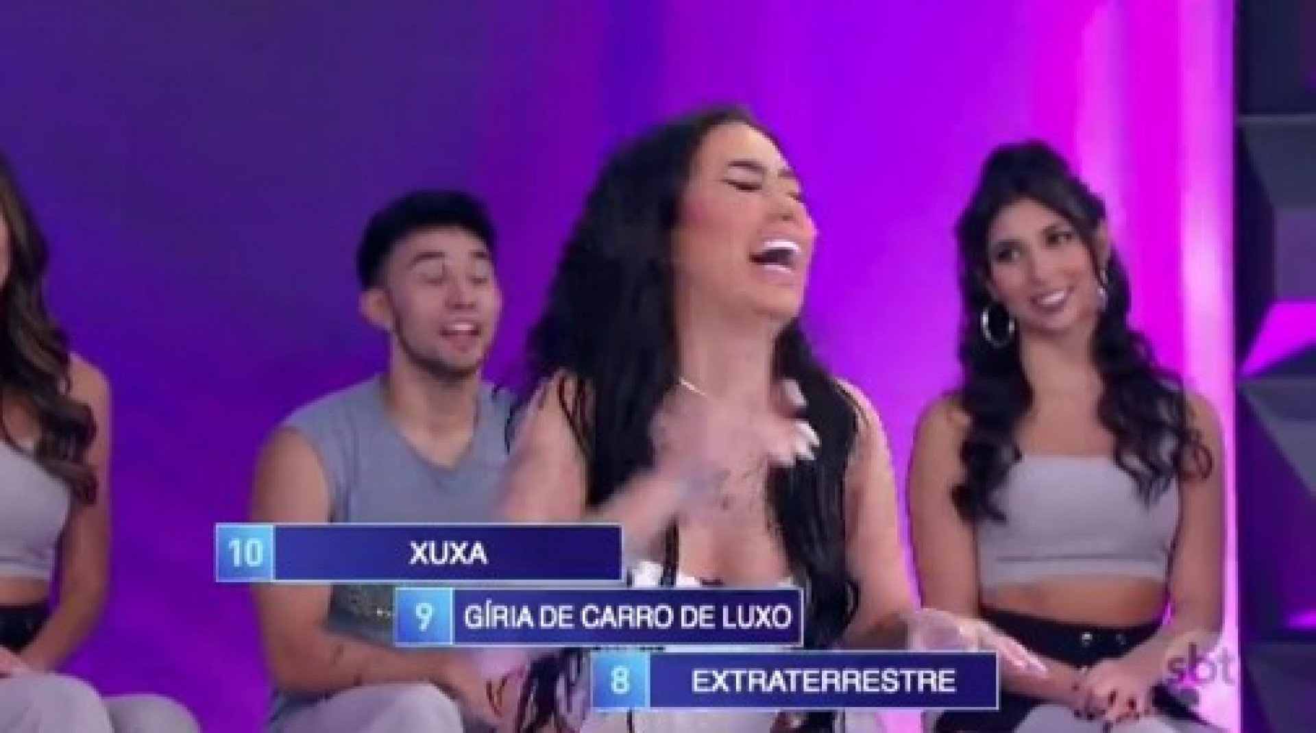 MC Mirella vai as gargalhadas após falar sobre fazer a Chuca no 'Programa Silvio Santos' - Reprodução/SBT