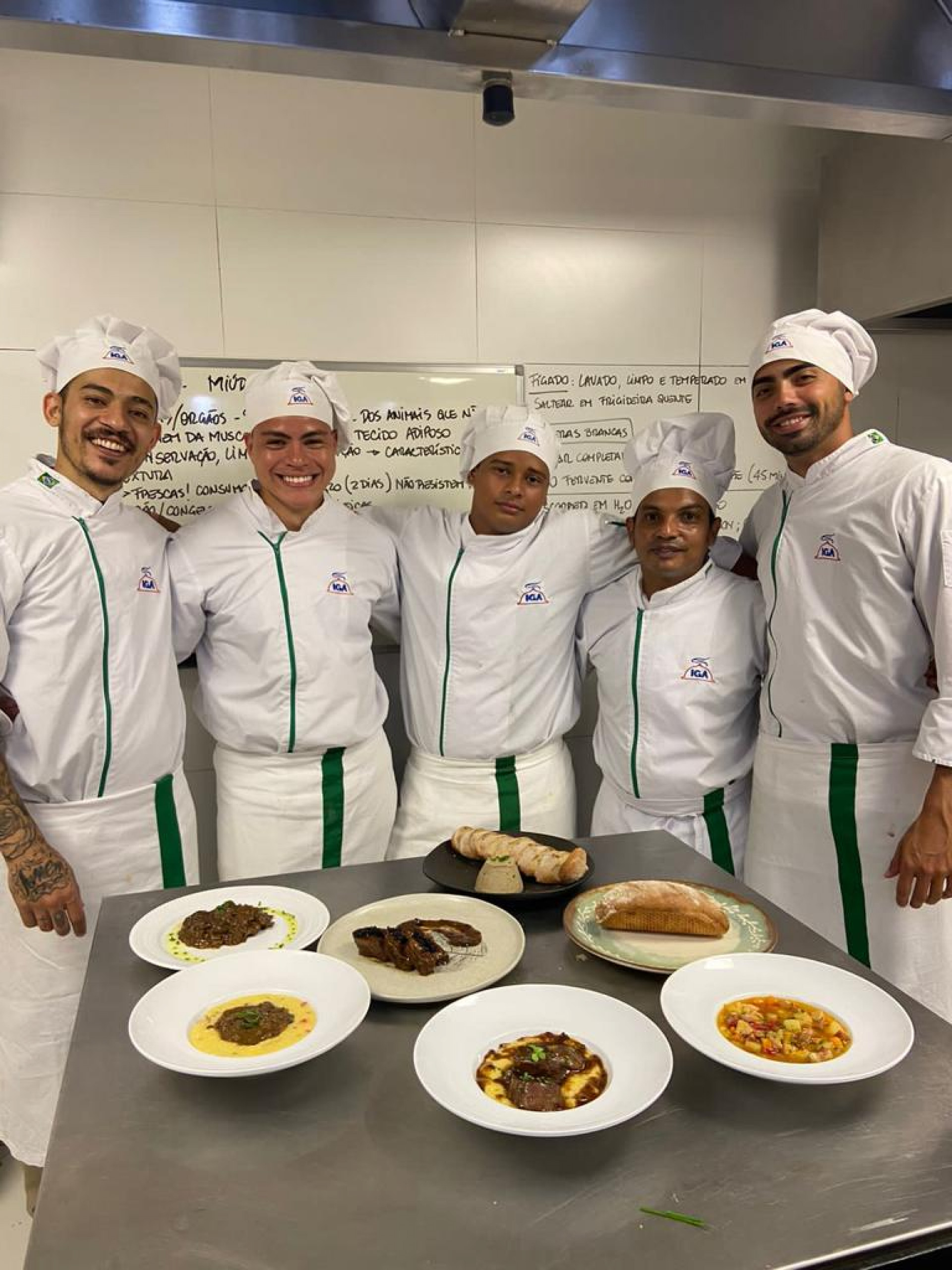 Alunos da Escola de Gastronomia e Confeitaria IGA Maca&eacute;  - Divulga&ccedil;&atilde;o/Arquivo Pessoal