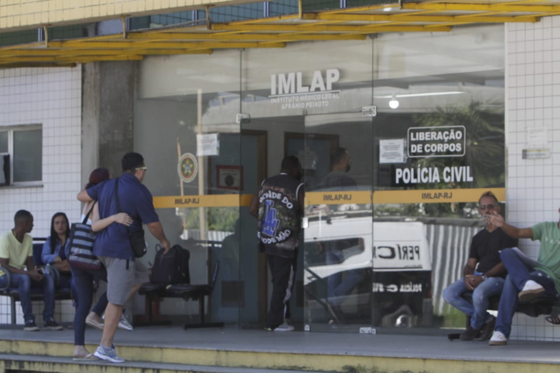 Os tios das vítimas chegando ao IML do Rio para fazer a liberação dos corpos, na manhã desta segunda-feira - Marcos Porto/Agência O DIA