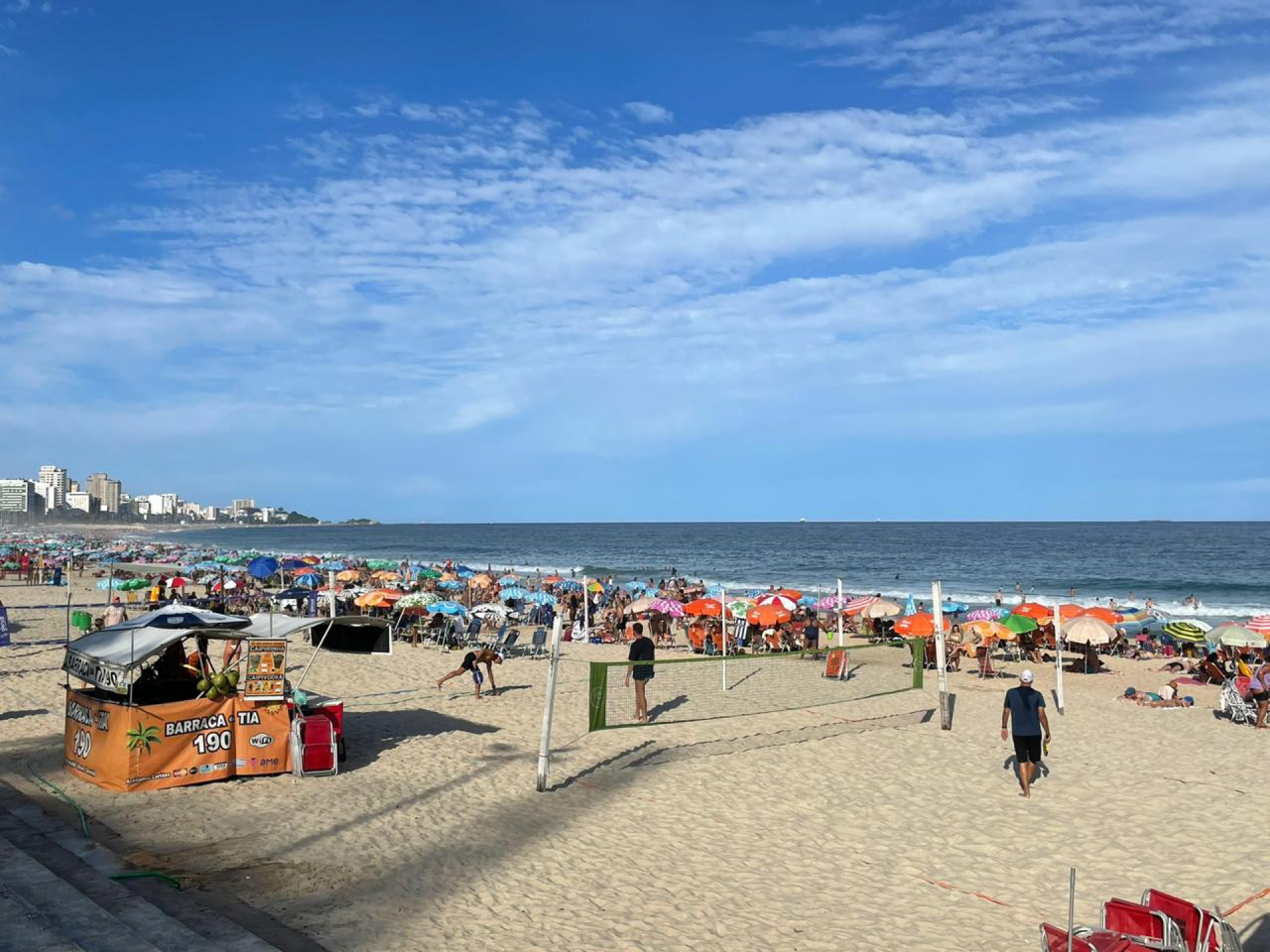Dia ensolarado no Rio atraiu cariocas e turista para praias do Leblon - Anna Clara Sancho/Agência O DIA