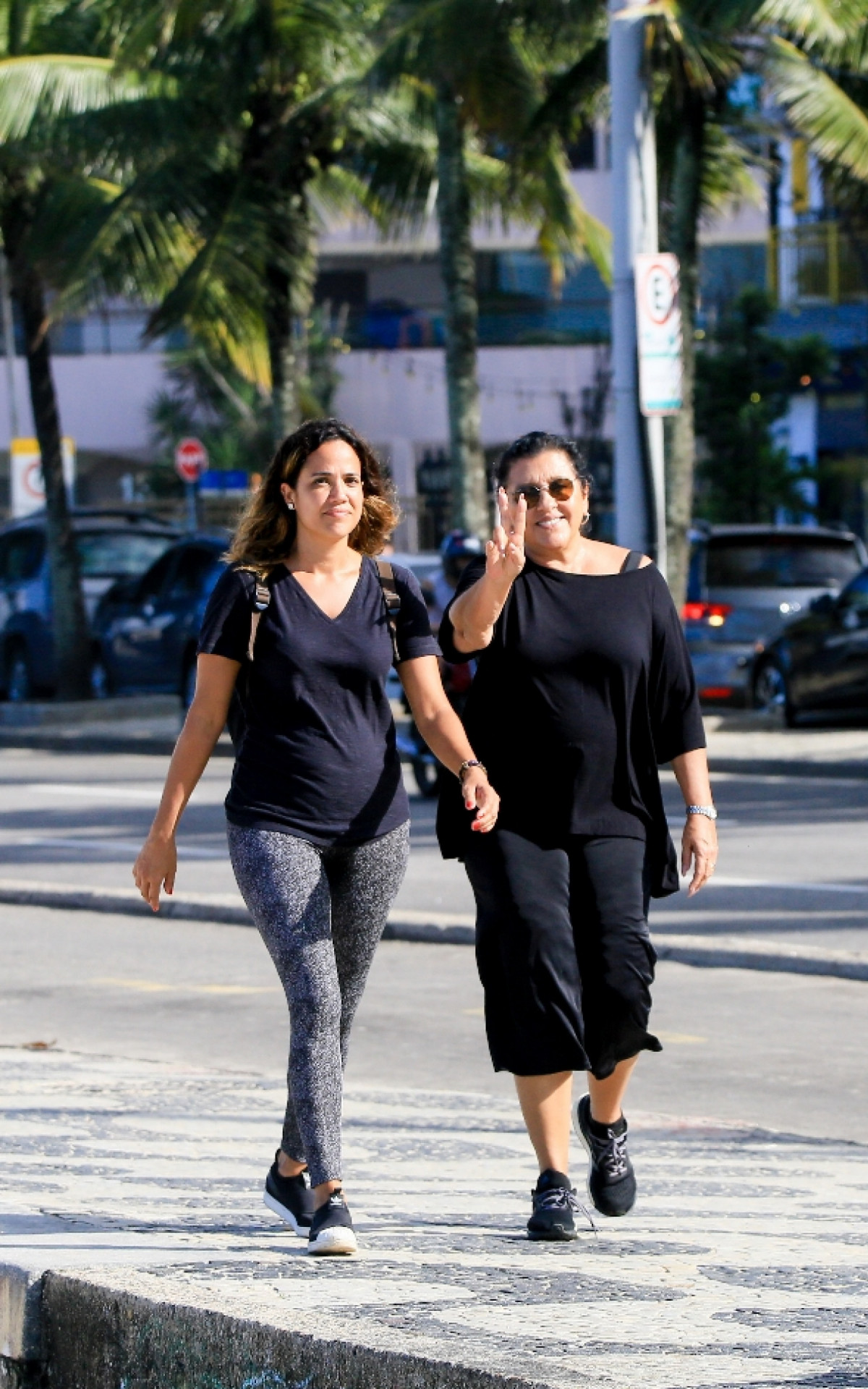 Regina Casé caminha na orla de Ipanema, na Zona Sul do Rio - JC Pereira/ Agnews