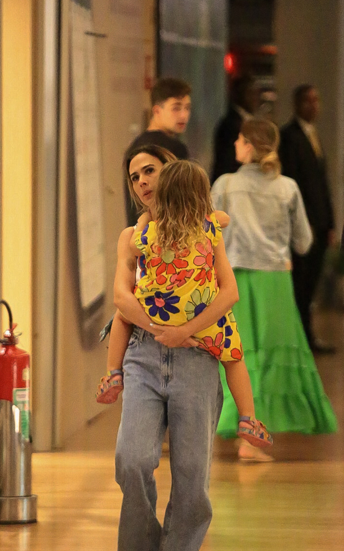 Tatá Werneck passeia no shopping com a filha, Clara Maria