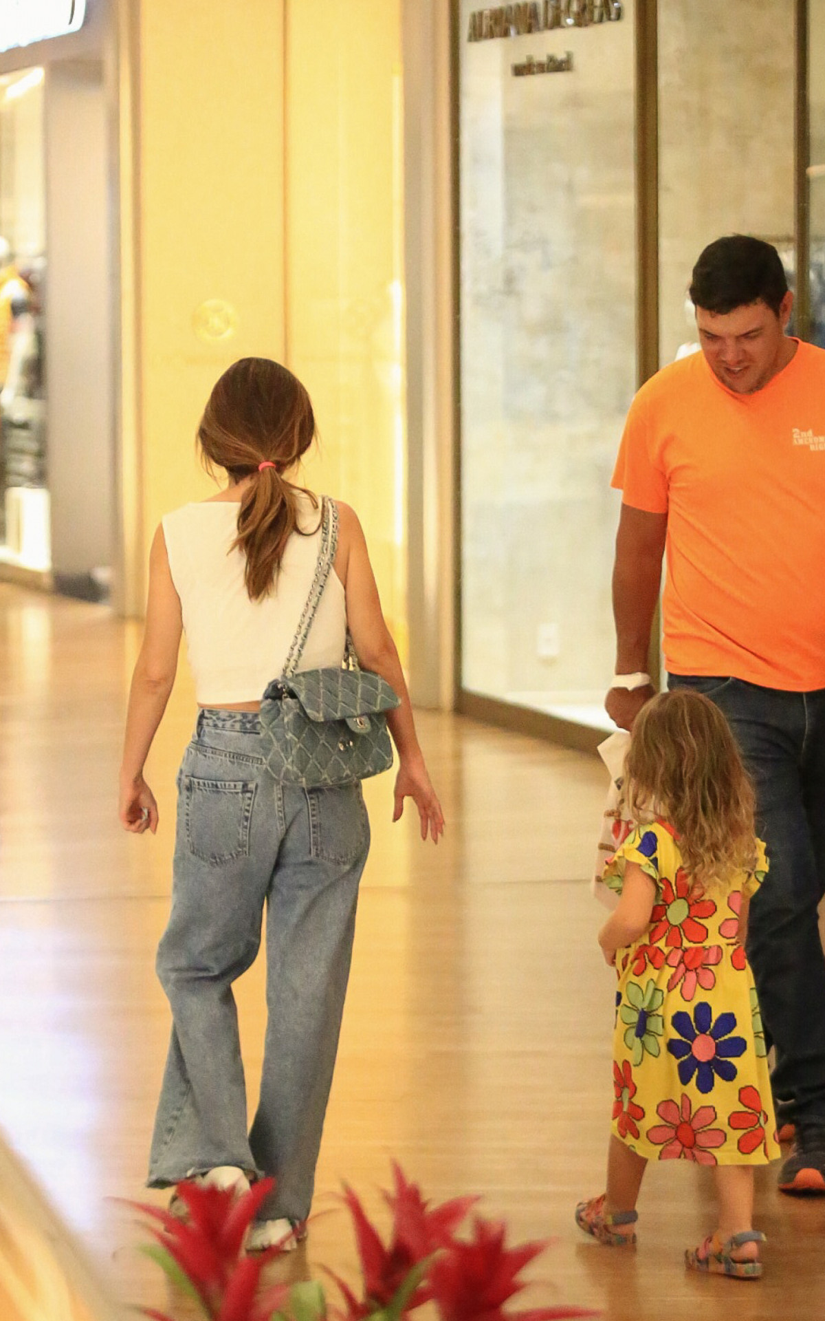 Tatá Werneck passeia no shopping com a filha, Clara Maria