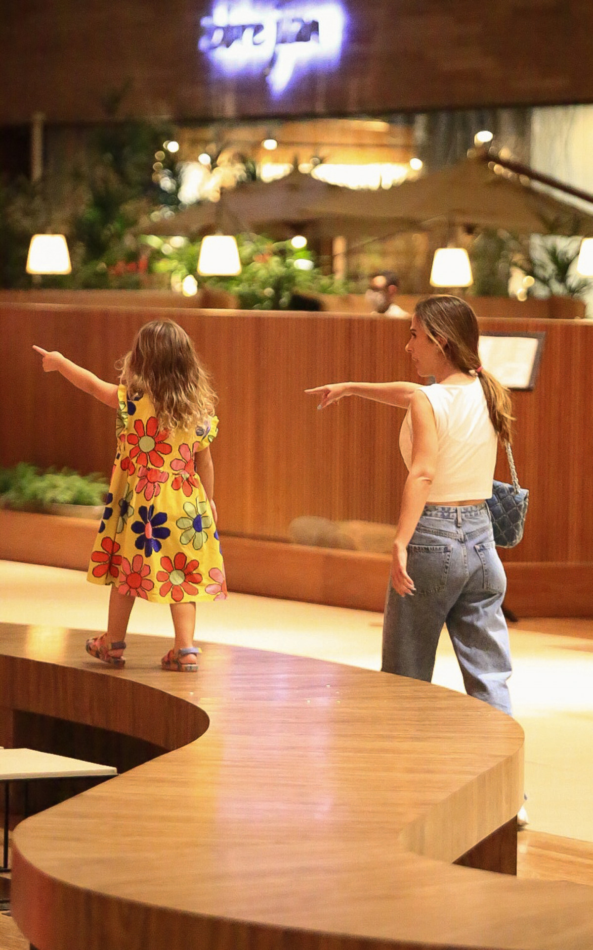 Tatá Werneck passeia no shopping com a filha, Clara Maria