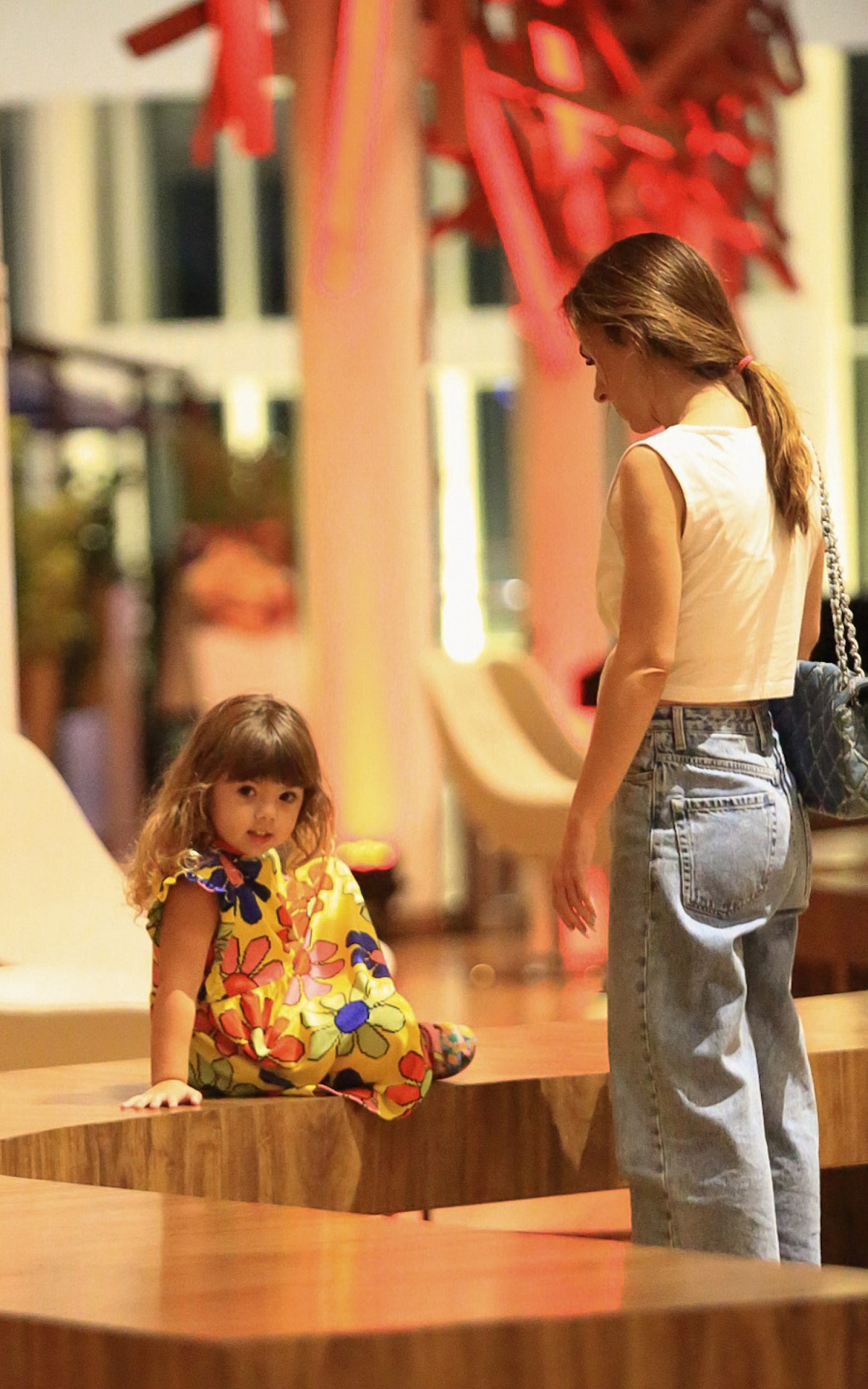 Tatá Werneck passeia no shopping com a filha, Clara Maria