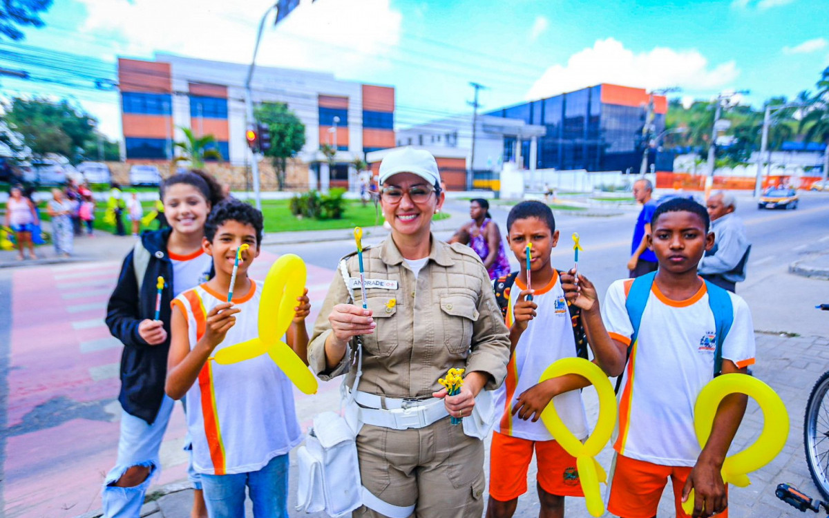 A agente de tr&acirc;nsito Edilene Andrade, atravessou na faixa com os alunos e ressaltou a import&acirc;ncia de se reduzir o &iacute;ndice de mortos e feridos no tr&acirc;nsito
