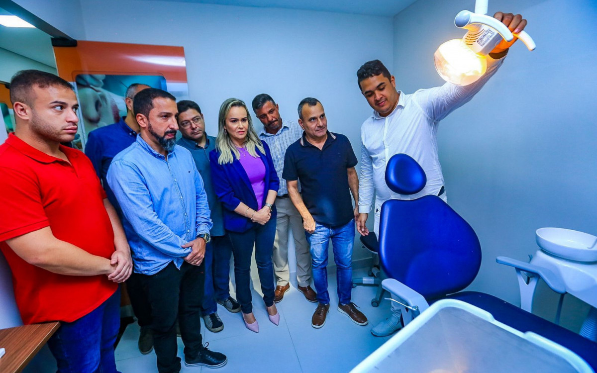 Fl&aacute;vio Gon&ccedil;alves, Daniela Carneiro e Waguinho observam atentamente as explica&ccedil;&otilde;es do profissional