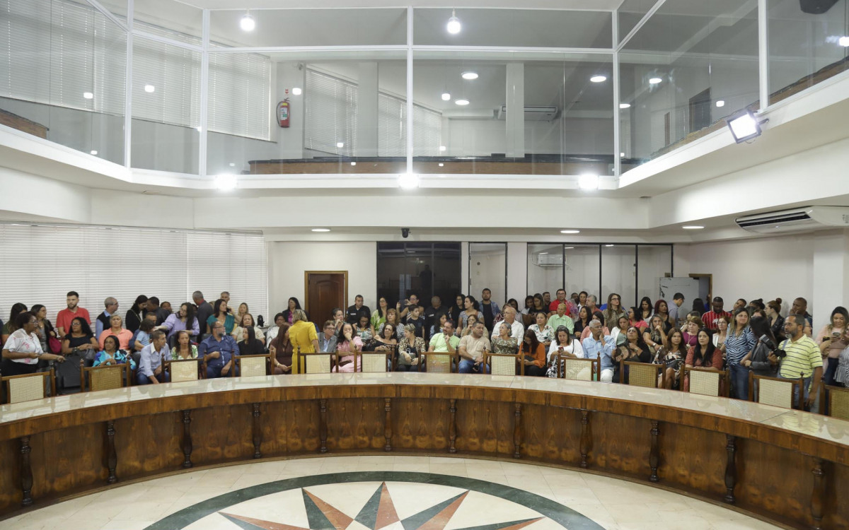 Vereadora Deisi do Seu Dino realiza entrega de mo&ccedil;&otilde;es na C&acirc;mara de Caxias - Art V&iacute;deo/ Vitor Hugo/Divulga&ccedil;&atilde;o