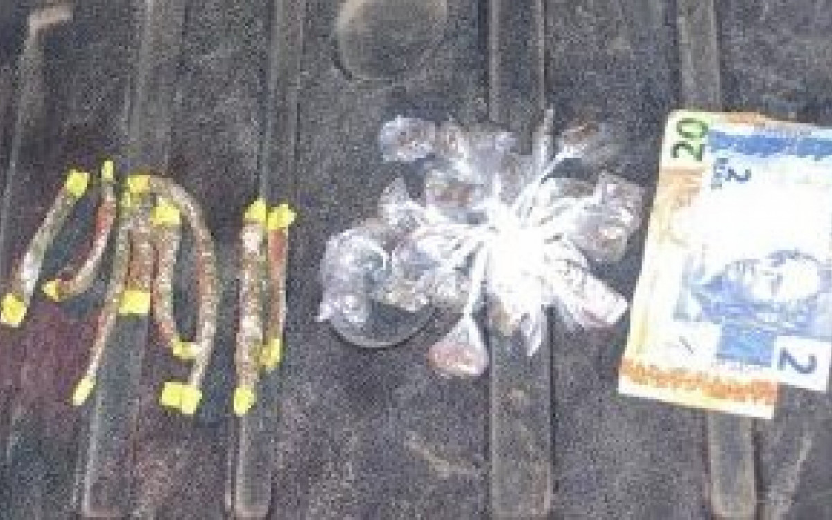 Ao perceber a aproxima&ccedil;&atilde;o dos agentes, o elemento tentou fugir e arremessou a sacola em um terreno baldio, mas foi alcan&ccedil;ado poucos metros &agrave; frente.