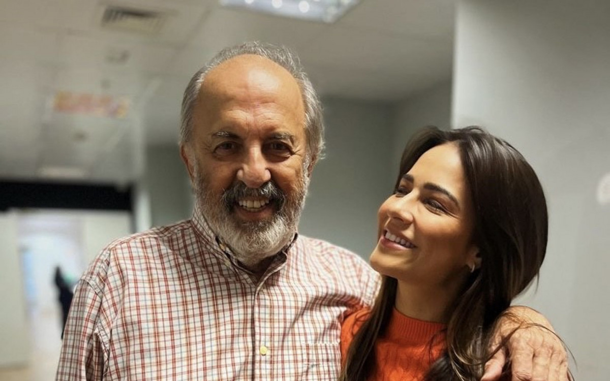 Giullia Buscacio posa com Claudio Tovar nos bastidores de 'Travessia'