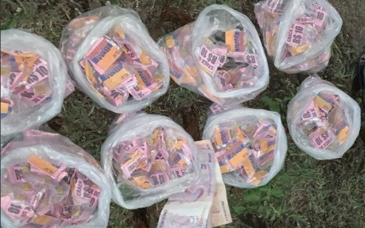 Com ele, os policiais encontraram 275 pedras de crack, R$20 em esp&eacute;cie e um aparelho celular.