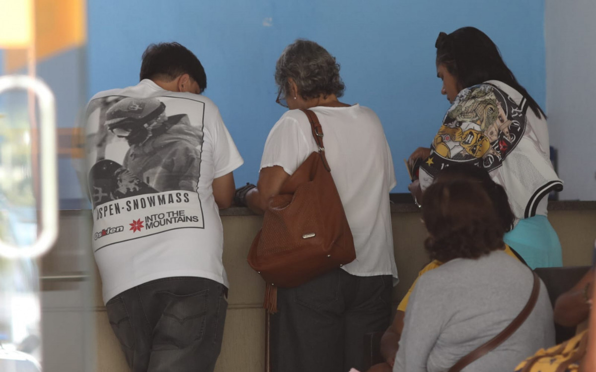 A família do torcedor do Vasco Rodrigo Miguel de La Torre Machado Pereira esteve no IML nesta terça para realizar a liberação do corpo - Pedro Ivo/Agência O DIA