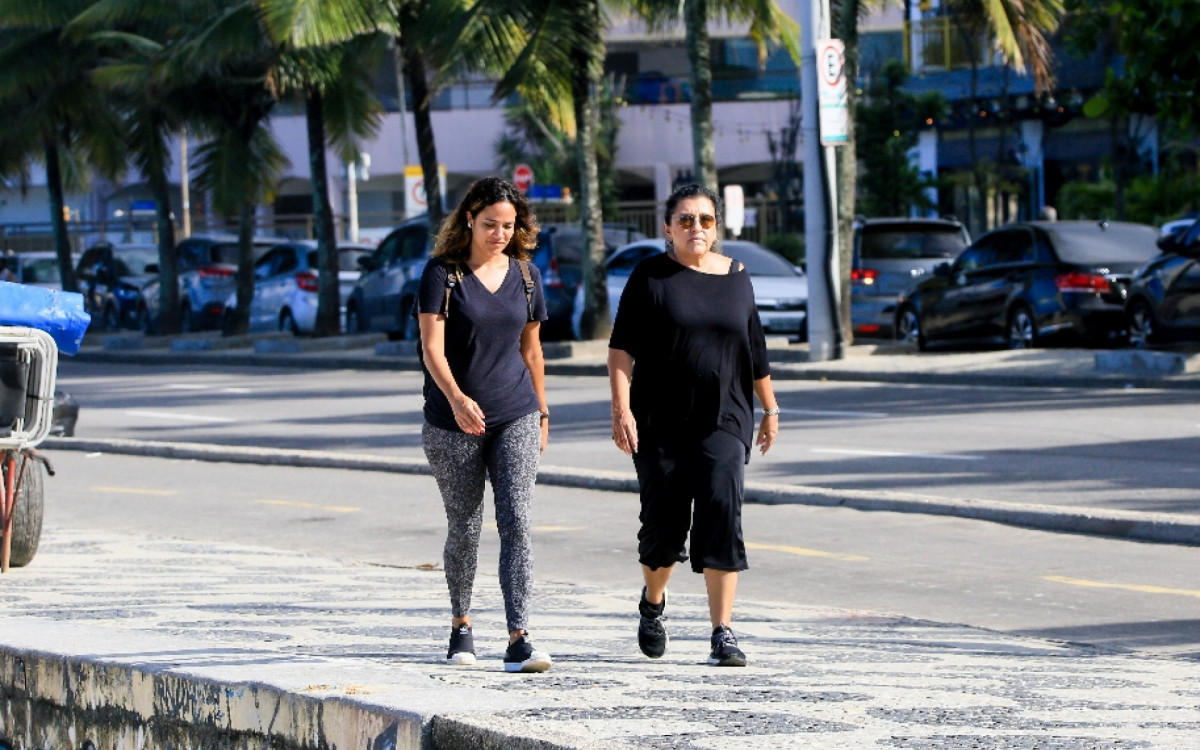 Regina Casé caminha na orla de Ipanema, na Zona Sul do Rio