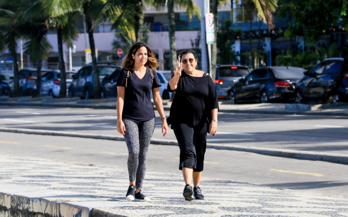 Regina Casé caminha na orla de Ipanema, na Zona Sul do Rio