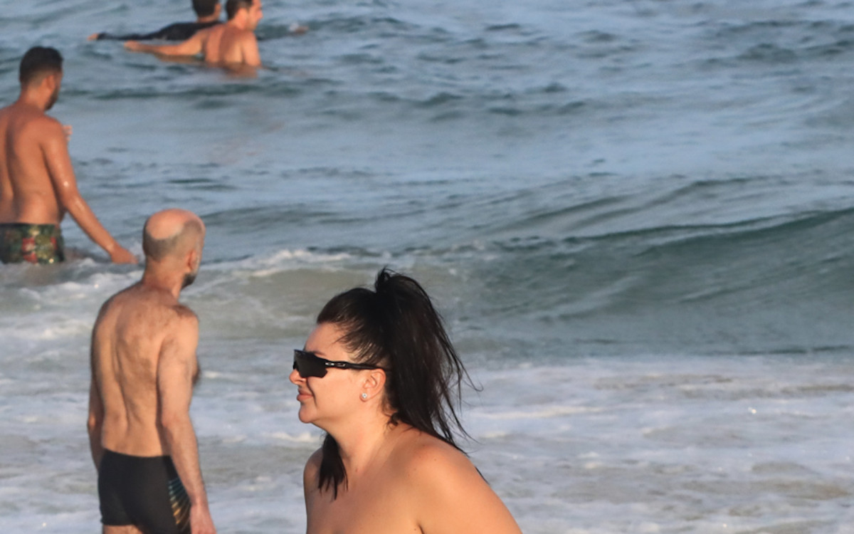 Letticia Munniz curte dia de praia na Zona Sul do Rio
