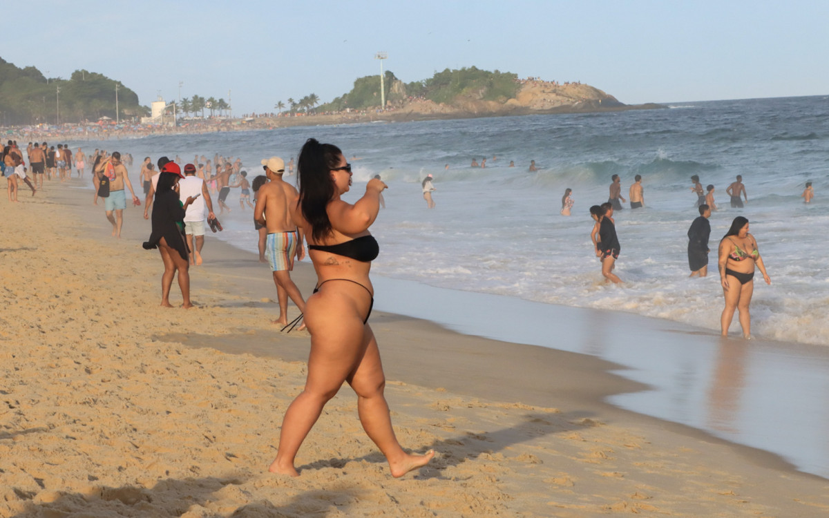 Letticia Munniz curte dia de praia na Zona Sul do Rio