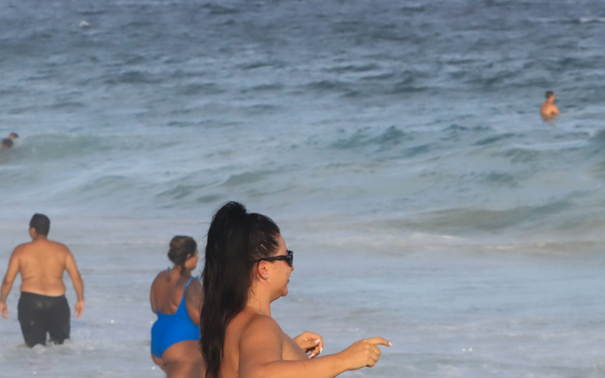 Letticia Munniz curte dia de praia na Zona Sul do Rio