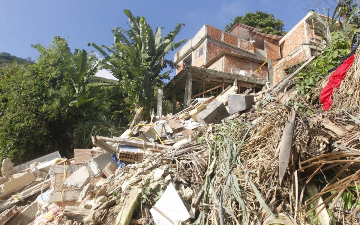 Desabamento de casa no Morro da Cotia, no Complexo do Lins, deixou um morto e oito feridos
