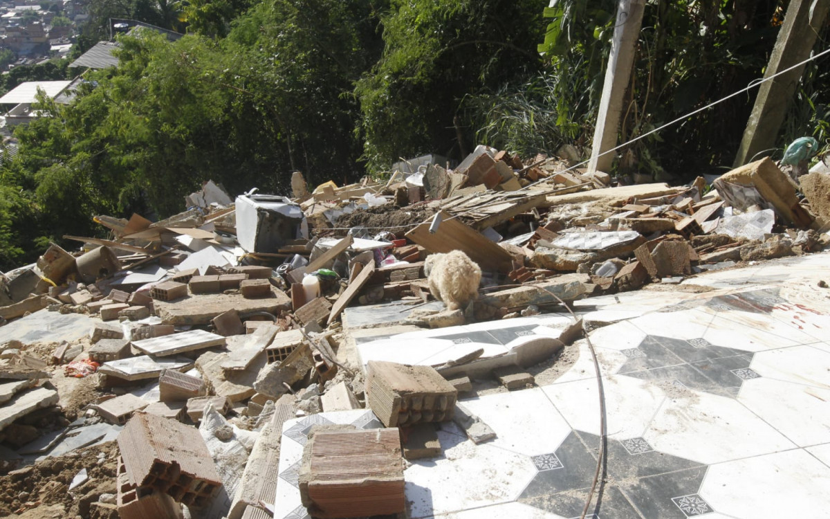 Defesa Civil interditou três casas no Morro da Cotia, no Complexo do Lins, após o desabamento