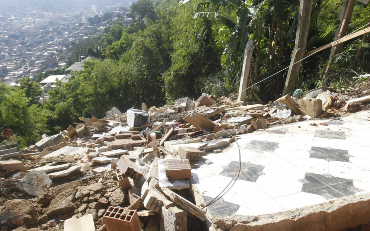 Defesa Civil interditou três casas no Morro da Cotia, no Complexo do Lins, após o desabamento
