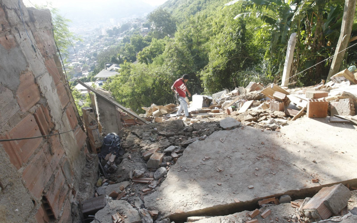 Interdição de três casas no Morro da Cotia, no Complexo do Lins, impactou 21 pessoas, entre adultos, lactantes, crianças e adolescentes