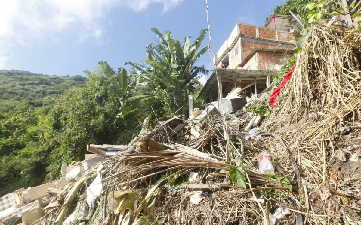 Desabamento de casa no Morro da Cotia, no Complexo do Lins, deixou um morto e oito feridos