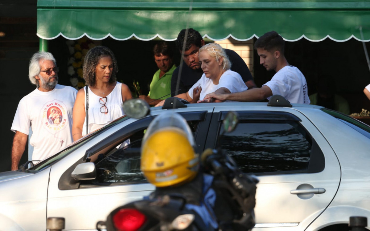 A mãe de Kailany, Erika Cristina Fernandes Monteiro, chega ao sepultamento da filha - Cleber Mendes / Agência O Dia