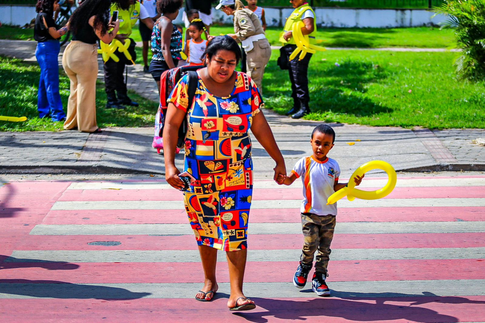 A moradora de S&atilde;o Bernardo, Andressa Jesus, foi buscar na escola o filho Samuel Lucas, e recebeu orienta&ccedil;&atilde;o dos agentes - Rafael Barreto / PMBR