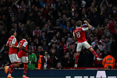 Arsenal vence o Chelsea sem dificuldades e segue vivo na luta pelo título da Premier League