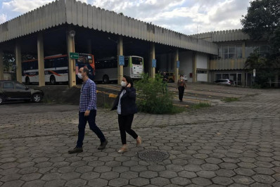 Profissional é escoltada para usar o banheiro em posto da prefeitura