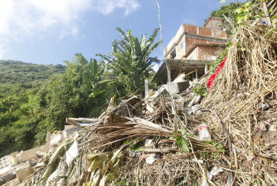 Bebê e criança sobreviventes de desabamento no Complexo do Lins recebem alta de hospitais