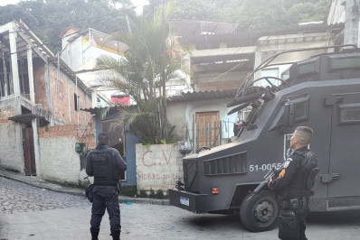 Adolescente baleado no Morro do Banco segue internado na Zona Oeste