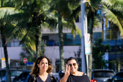 Regina Casé se exercita na Zona Sul do Rio e esbanja simpatia