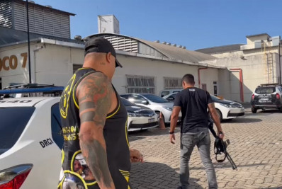 Polícia indicia blogueiro que gravava vídeos em cela 'fake' e fazia apologia ao crime 