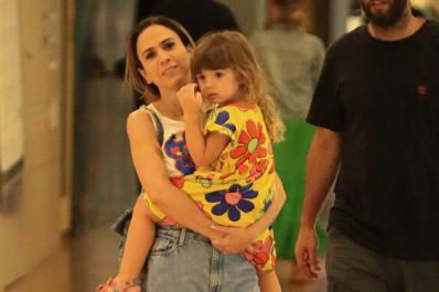 Que fofura! Tatá Werneck passeia com a filha em shopping do Rio