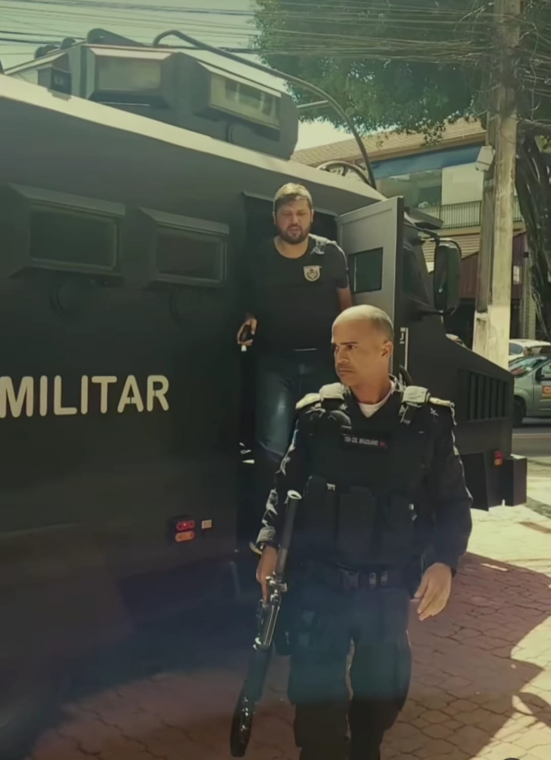 O tenente-coronel Braziliano, do 34º BPM, e o deputado estadual Júlio Rocha saem do veículo blindado