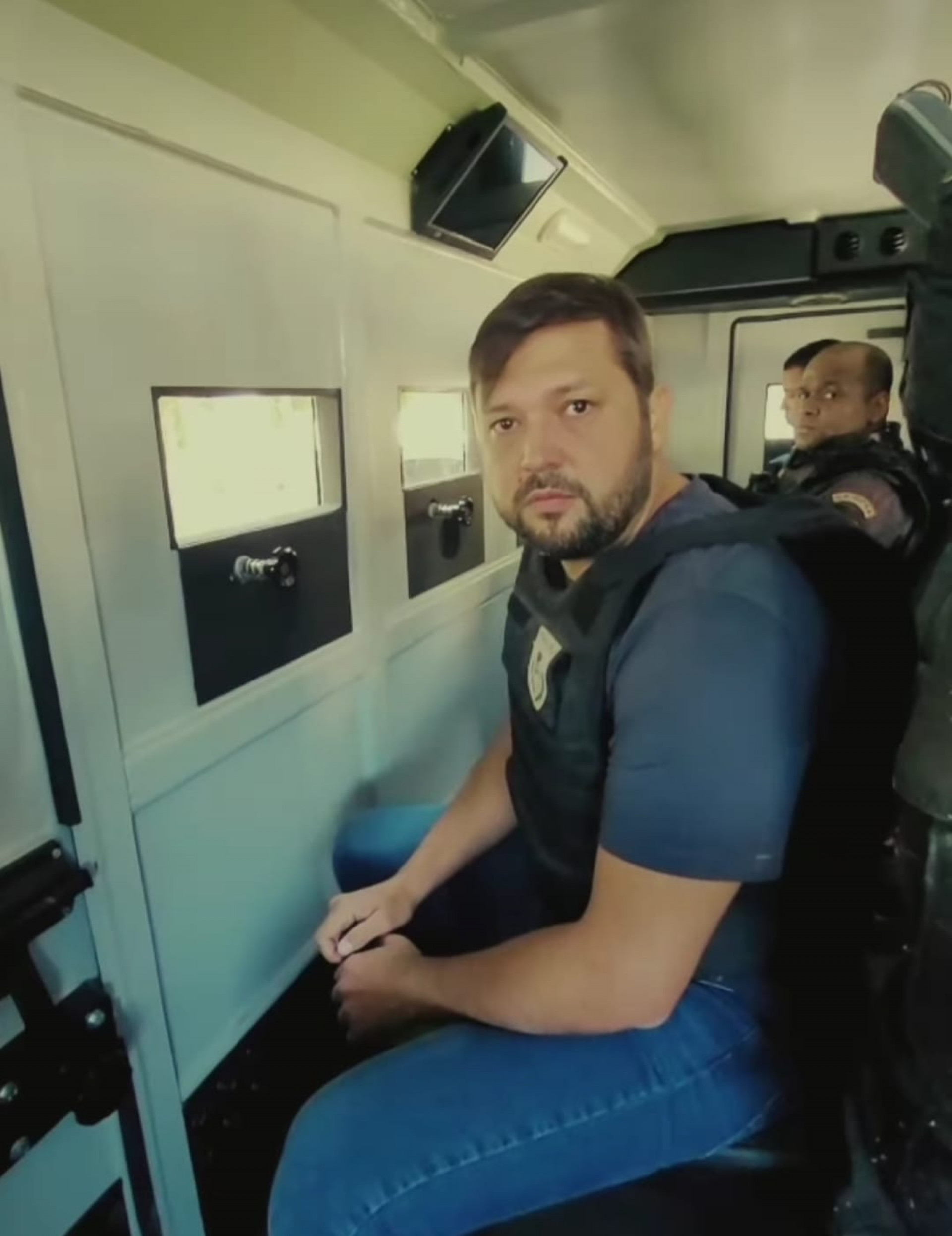 Acompanhado de policiais militares, o deputado Júlio Rocha foi conhecer o veículo doado ao 34º BPM