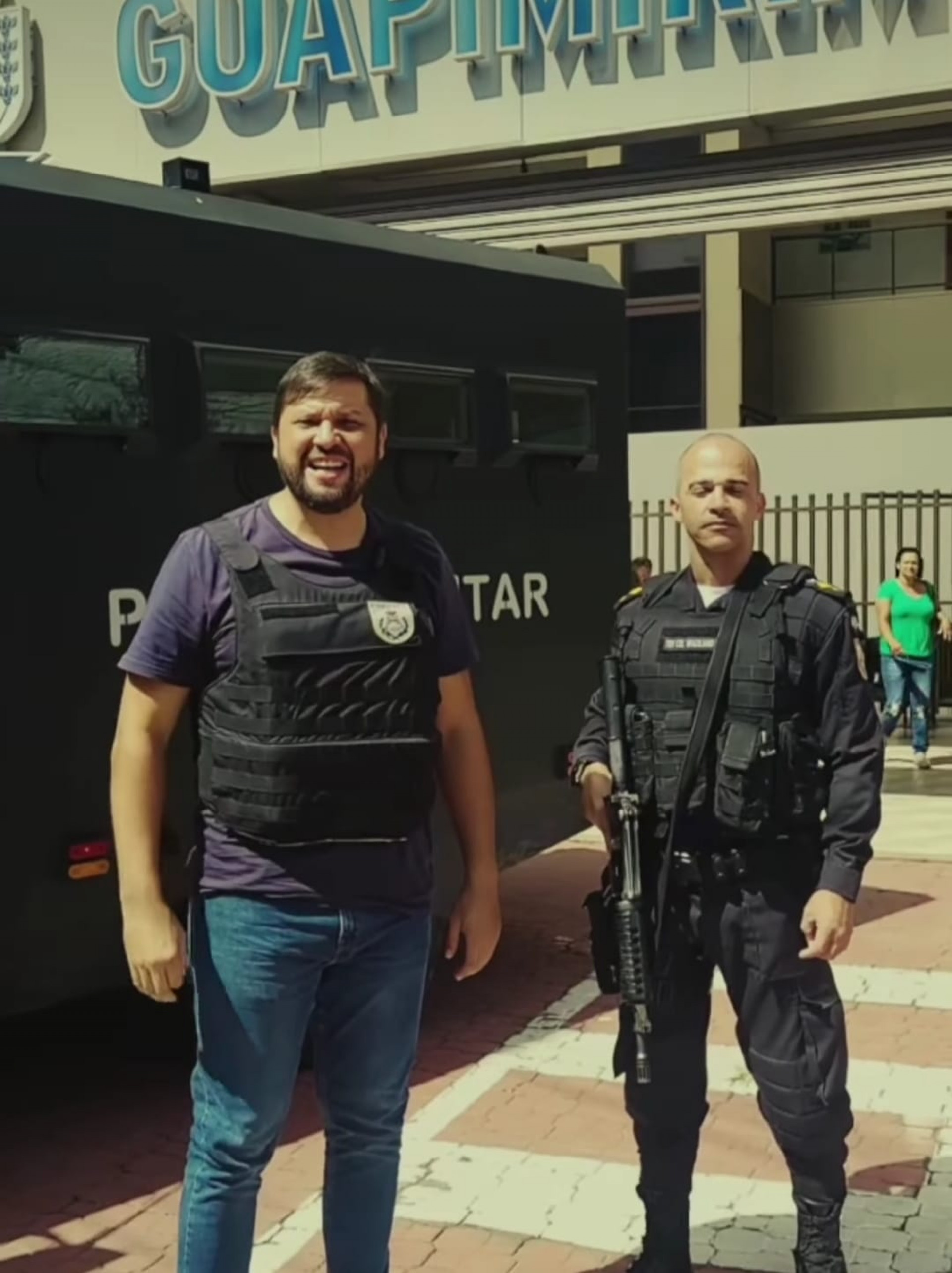 O deputado Júlio Rocha e o tenente-coronel Braziliano apresentam à população o novo veículo do 34º BPM