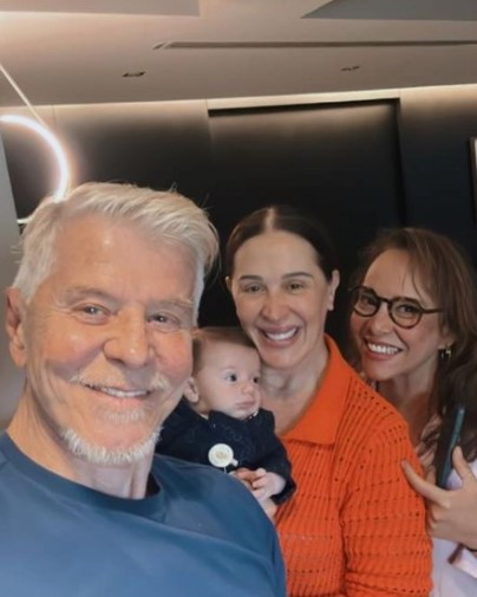 Miguel Falabella aparece ao lado de Cláudia Raia, Luca e Gogoia Sampaio - Reprodução/Instagram