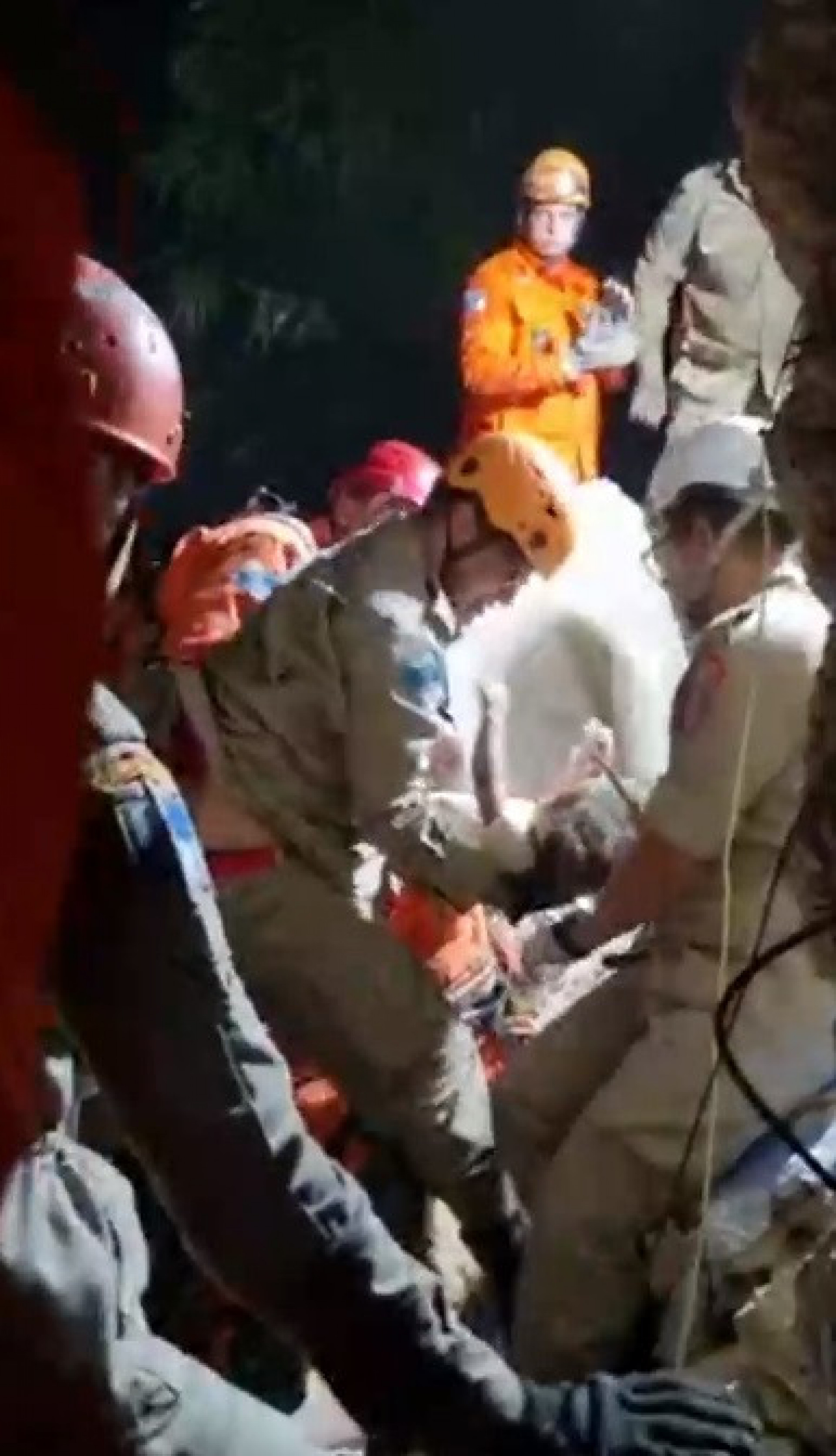 Resgate de bebê foi celebrado por moradores e bombeiros - Reprodução/CBMERJ