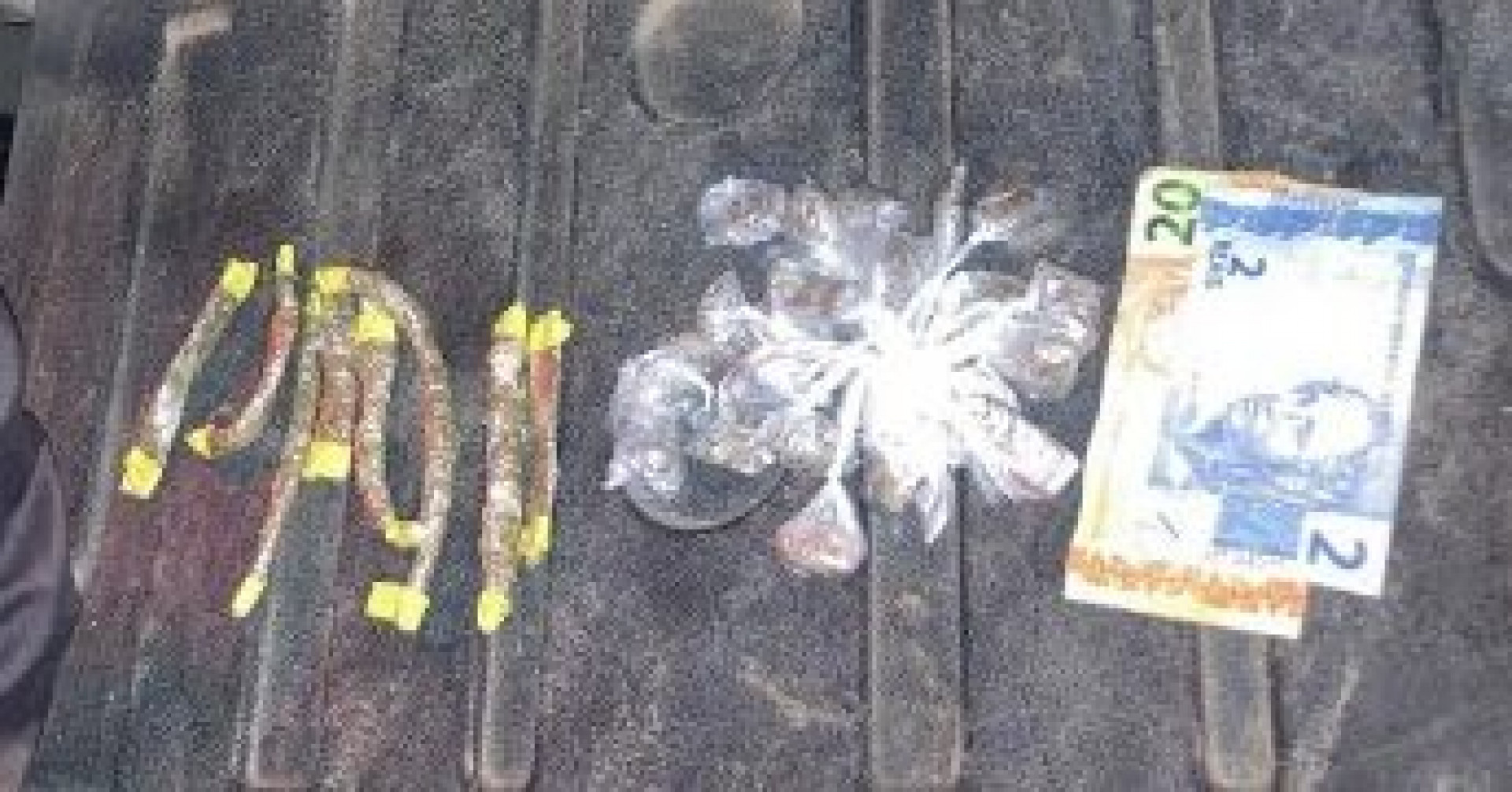 Ao perceber a aproxima&ccedil;&atilde;o dos agentes, o elemento tentou fugir e arremessou a sacola em um terreno baldio, mas foi alcan&ccedil;ado poucos metros &agrave; frente. - Letycia Rocha (RC24h)