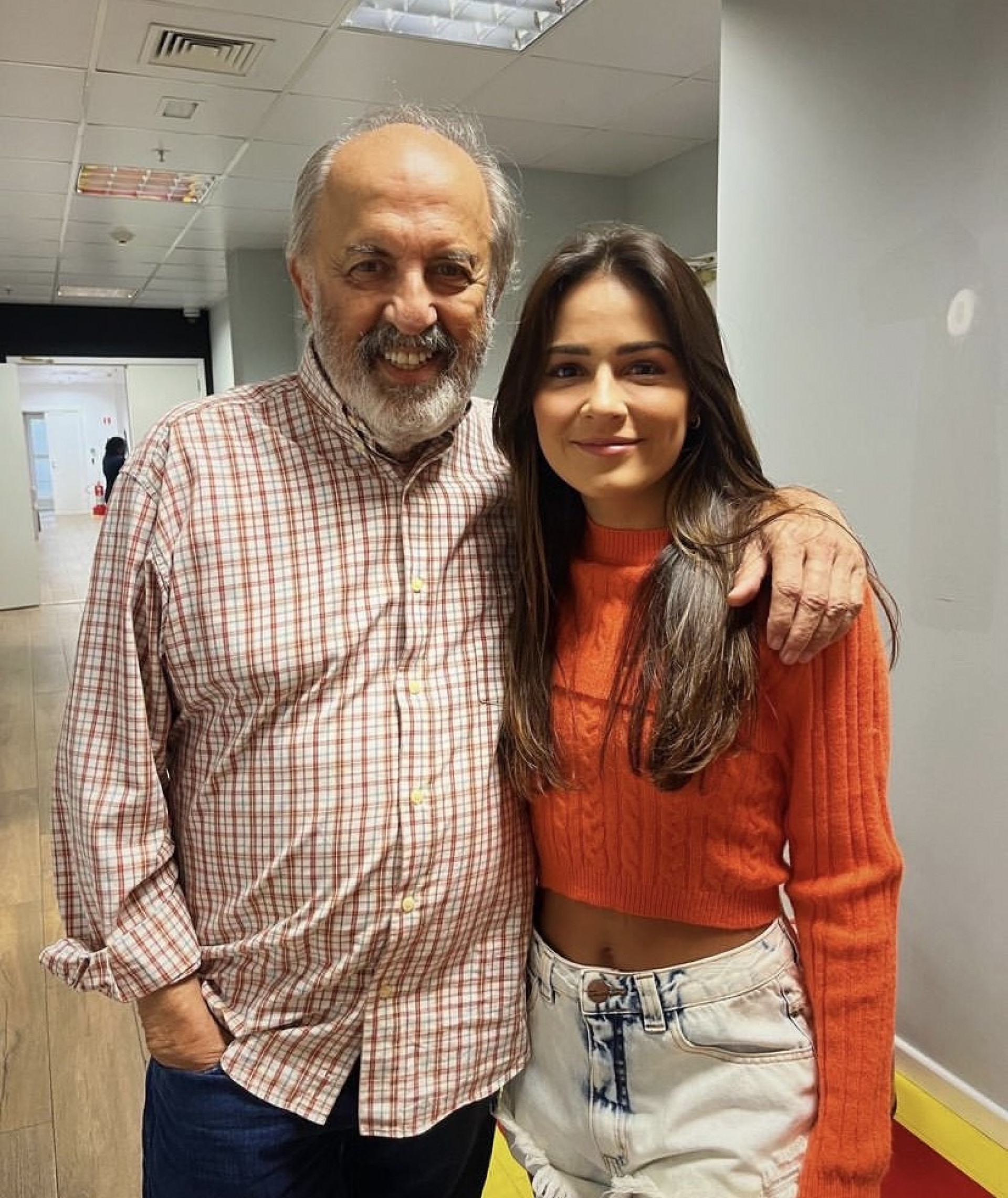 Giullia Buscacio posa com Claudio Tovar nos bastidores de 'Travessia' - Reprodução Internet