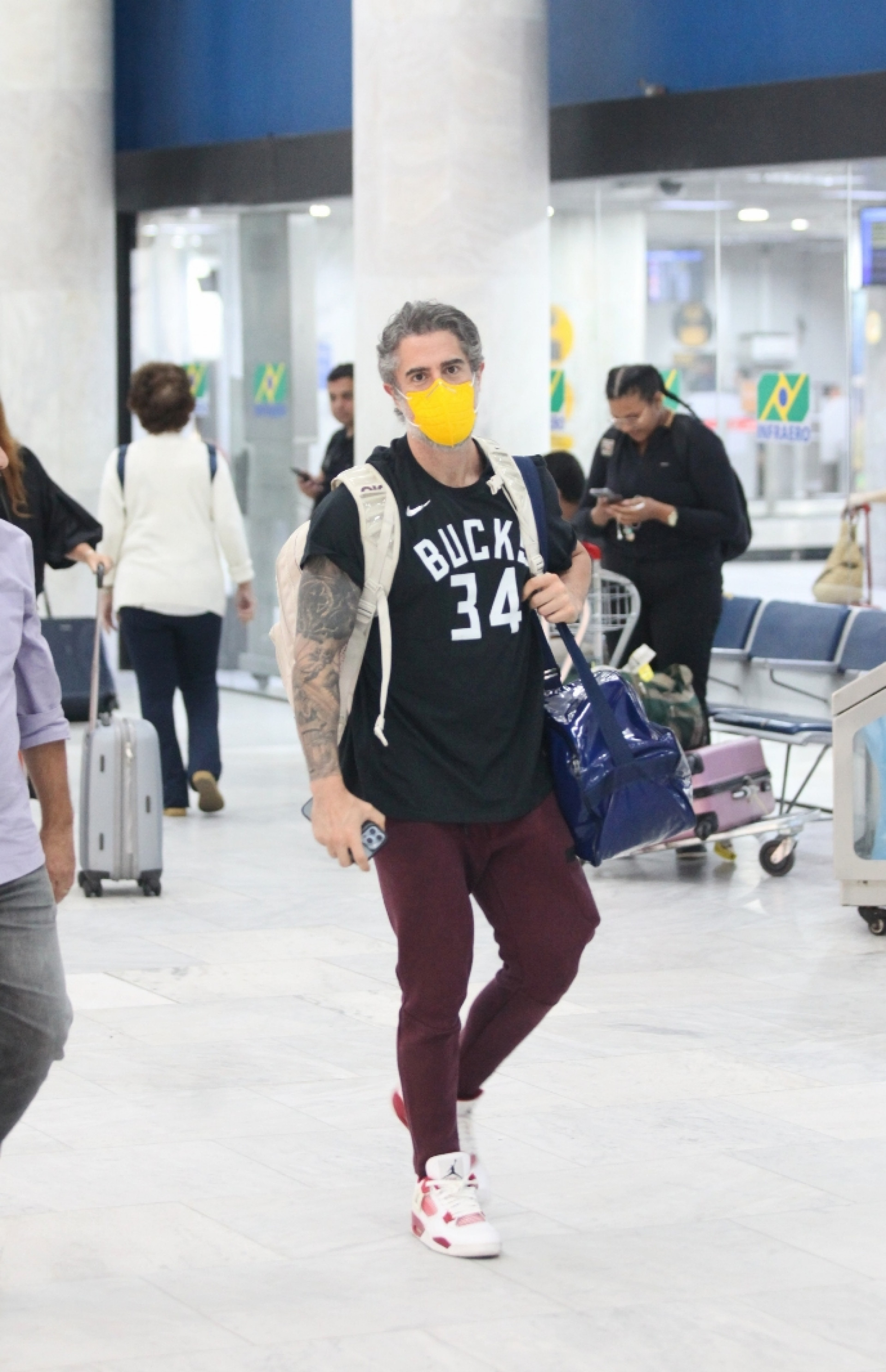 Marcos Mion desembarca em aeroporto do Rio