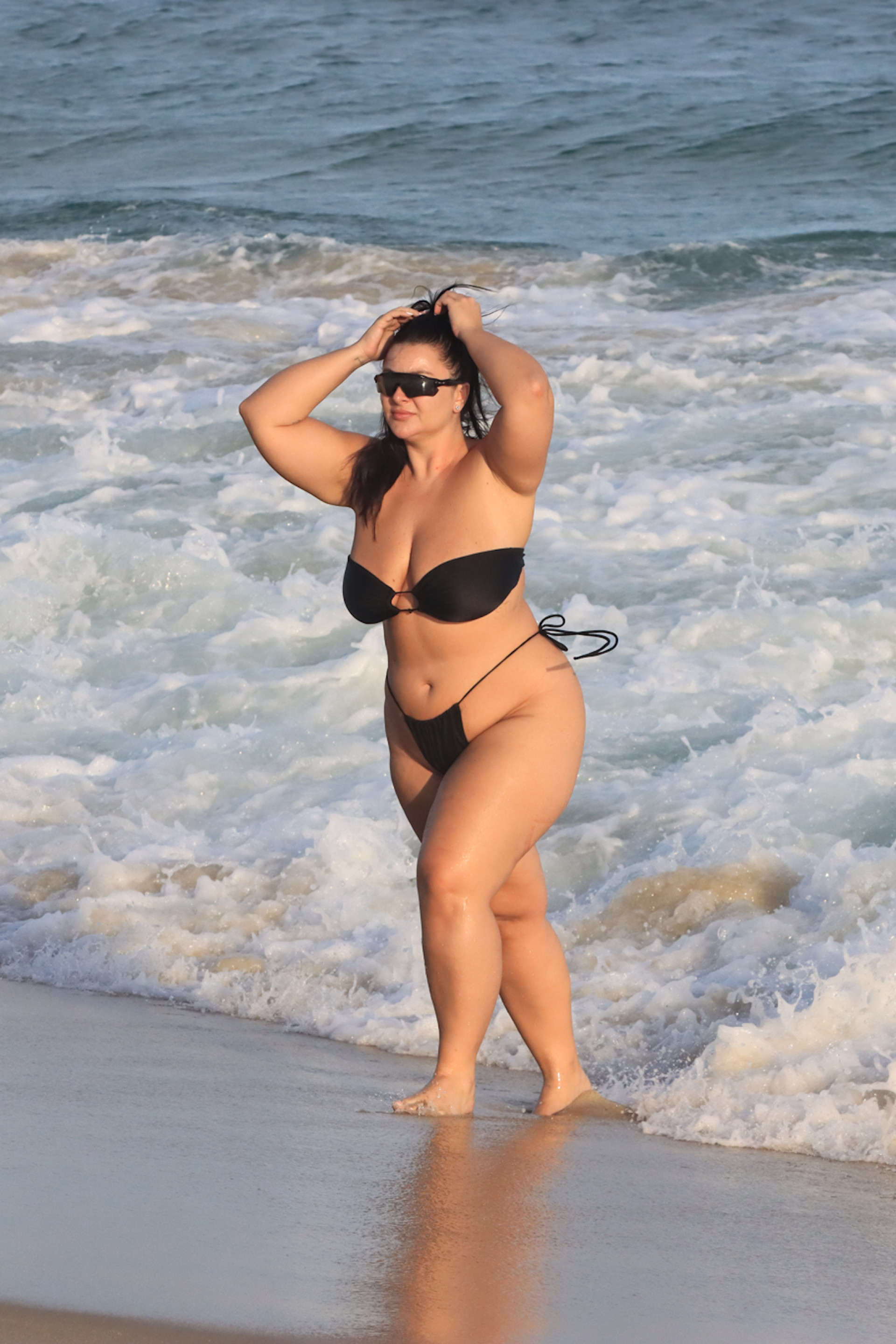 Letticia muniz na praia